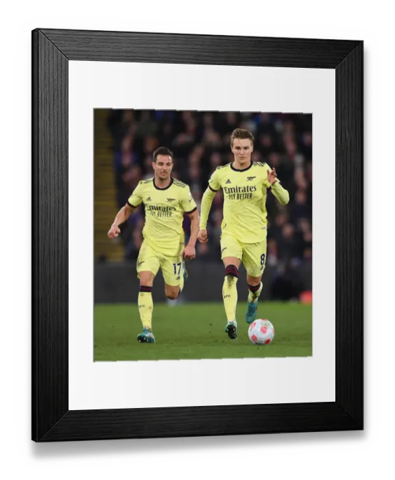 Framed Print : Martin Odegaard in Action: Arsenal vs. Crystal Palace - Premier League Clash (2021-22)