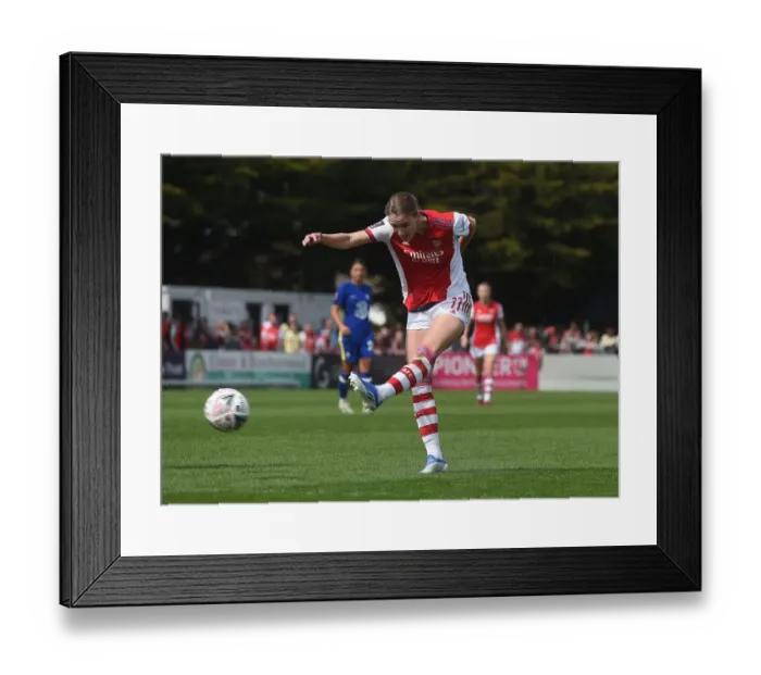 Framed Print : FA Cup Semi-Final Showdown: Vivianne Miedema's Battle with Chelsea Women for Arsenal's Victory - Vivianne Miedema vs Chelsea Women in the FA Cup Semi-Finals