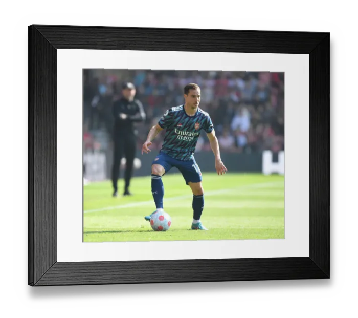 Framed Print : Arsenal's Cedric in Action at Southampton's St Marys Stadium - Premier League 2021-22