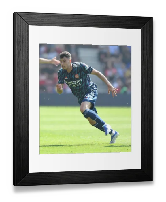 Framed Print : Arsenal's Gabriel Martinelli in Action against Southampton in the Premier League (2021-22) Framed Print : Arsenal's Gabriel Martinelli in Action against Southampton in the Premier League (2021-22)