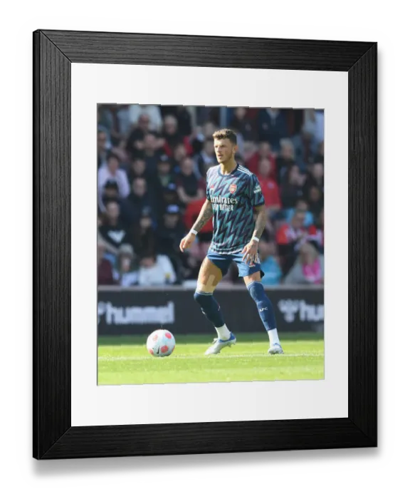 Framed Print : Arsenal's Ben White in Action against Southampton in the Premier League (2021-22) Framed Print : Arsenal's Ben White in Action against Southampton in the Premier League (2021-22)