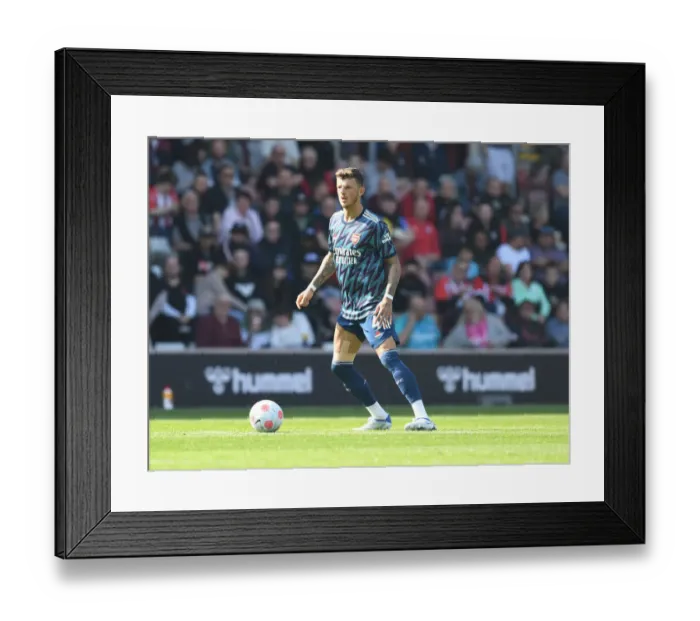 Framed Print : Arsenal's Ben White in Action: Southampton vs Arsenal (Premier League 2021-22) Framed Print : Arsenal's Ben White in Action: Southampton vs Arsenal (Premier League 2021-22)