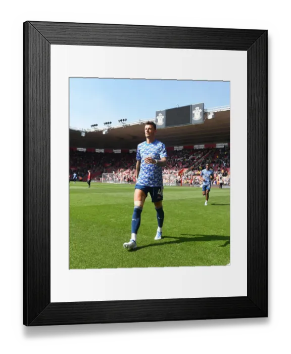 Framed Print : Arsenal's Ben White Prepares for Southampton Clash in Premier League Showdown (2021-22) Framed Print : Arsenal's Ben White Prepares for Southampton Clash in Premier League Showdown (2021-22)