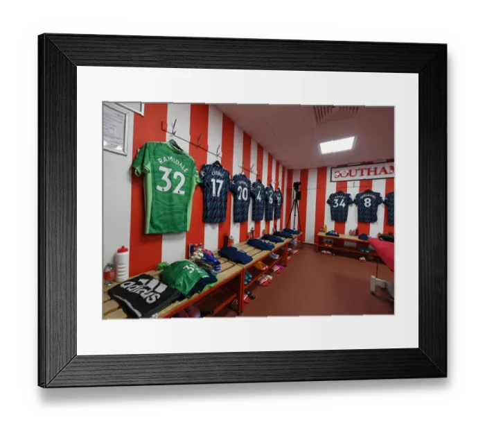 Framed Print : Arsenal's Pre-Match Focus: Inside the Changing Room at Southampton's St Marys Stadium (Premier League 2021-22)