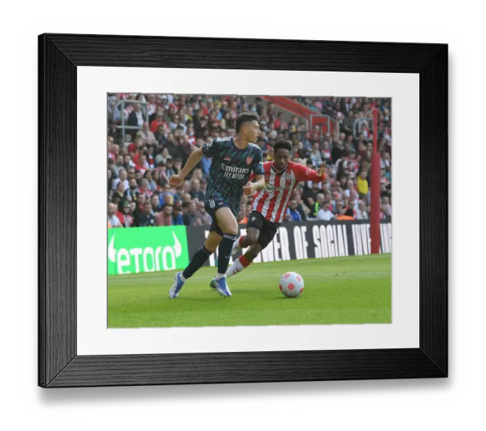 Framed Print : Martinelli vs Walker-Peters: A Premier League Battle at St Marys Stadium - Arsenal vs Southampton, 2021-22