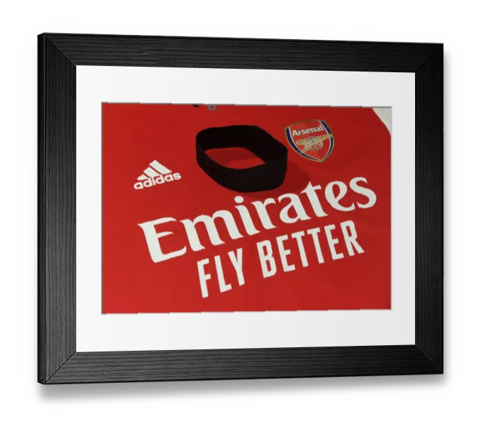 Framed Print : Arsenal Mourn Late Chief Scout Steve Rowley: Black Armbands in Tribute vs. Chelsea