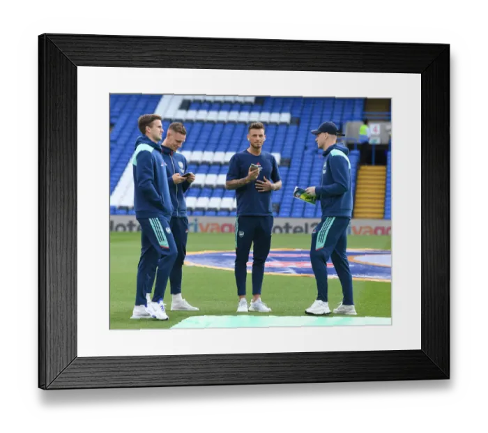 Framed Print : Arsenal Squad Before Chelsea Showdown - Premier League 2021-22