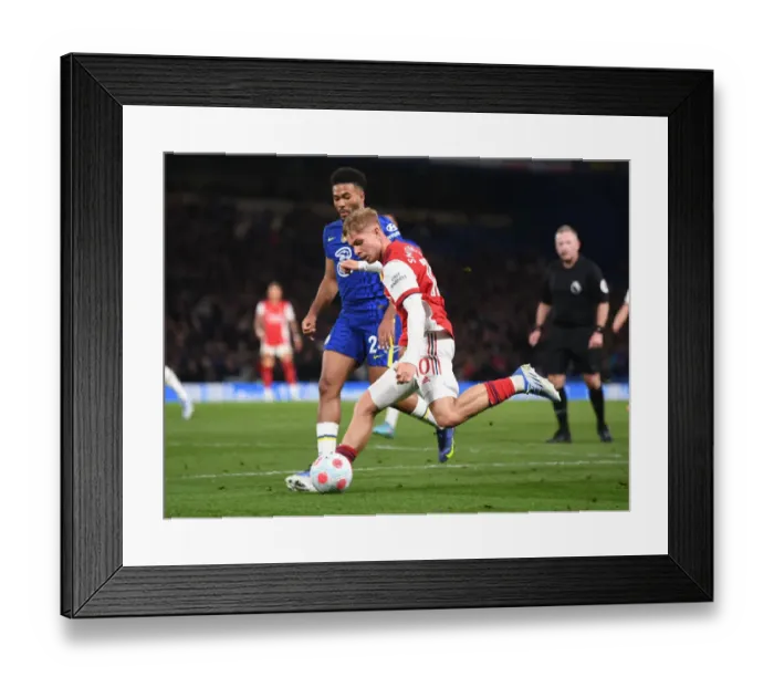 Framed Print : Clash of London Giants: Smith Rowe vs. James in Chelsea vs. Arsenal Premier League Showdown Framed Print : Clash of London Giants: Smith Rowe vs. James in Chelsea vs. Arsenal Premier League Showdown