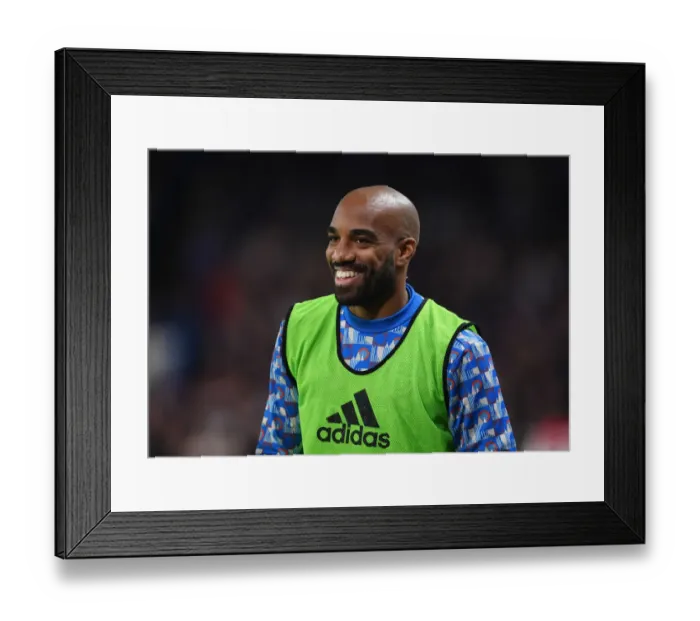 Framed Print : Alexis Lacazette Shares a Laugh with Arsenal Fans Amidst Chelsea Rivalry