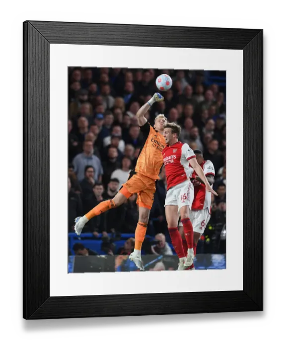 Framed Print : Intense Moment: Ramsdale Faces Holding Pressure at Stamford Bridge - Chelsea vs Arsenal, Premier League 2021-22