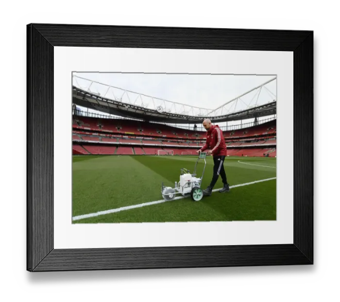 Framed Print : Arsenal vs Manchester United: Preparing for Battle at the Emirates - Premier League 2021-22
