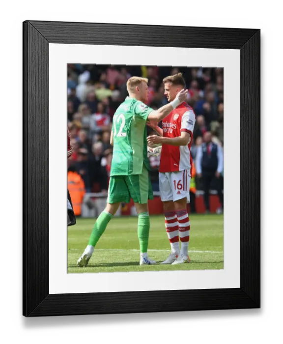 Framed Print : Arsenal Celebrate Hard-Fought Victory Over Manchester United in Premier League Showdown