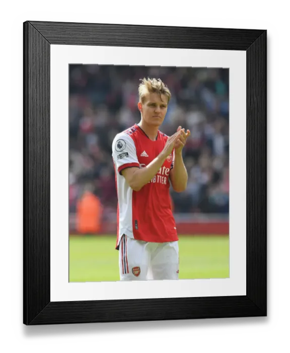Framed Print : Arsenal Celebrate Victory Over Manchester United in Thrilling Premier League Clash