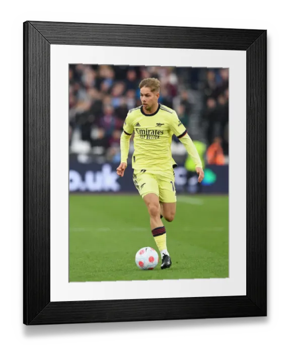 Framed Print : Emile Smith Rowe in Action: West Ham United vs. Arsenal, Premier League 2021-22 Framed Print : Emile Smith Rowe in Action: West Ham United vs. Arsenal, Premier League 2021-22