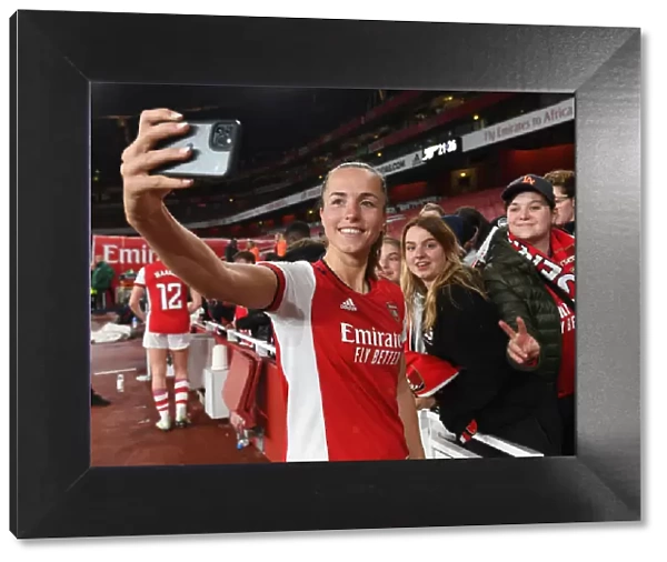 Arsenal Women's Victory: Lia Walti and Fans Celebrate at Emirates Stadium