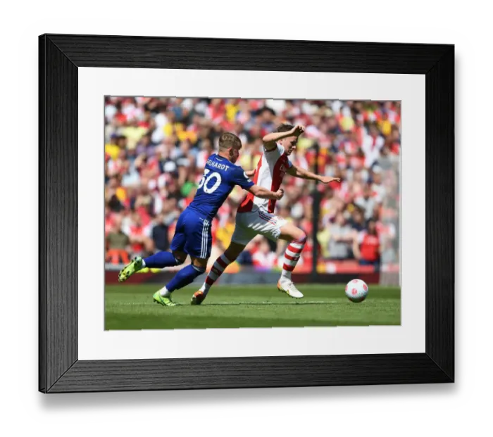 Framed Print : Arsenal's Rob Holding Overpowers Leeds Gelhardt in Intense Premier League Clash Framed Print : Arsenal's Rob Holding Overpowers Leeds Gelhardt in Intense Premier League Clash