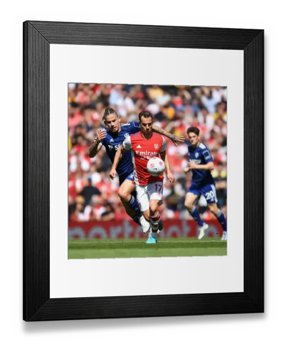Framed Print : Arsenal vs Leeds United: Cedric Outmaneuvers Phillips in Thrilling Premier League Clash