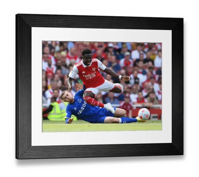 Framed Print : Arsenal vs Everton: Bukayo Saka vs Jonjoe Kenny Battle in Premier League Showdown