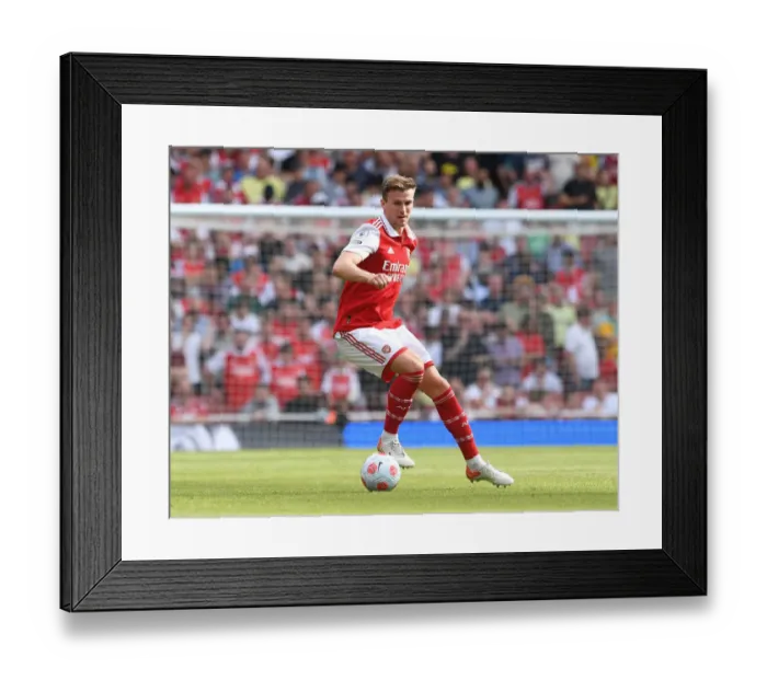 Framed Print : Rob Holding in Action: Arsenal vs. Everton, Premier League 2021-22 Framed Print : Rob Holding in Action: Arsenal vs. Everton, Premier League 2021-22