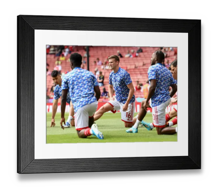 Framed Print : Arsenal's Rob Holding Prepares for Battle: Arsenal vs. Everton, Premier League 2021-22 Framed Print : Arsenal's Rob Holding Prepares for Battle: Arsenal vs. Everton, Premier League 2021-22