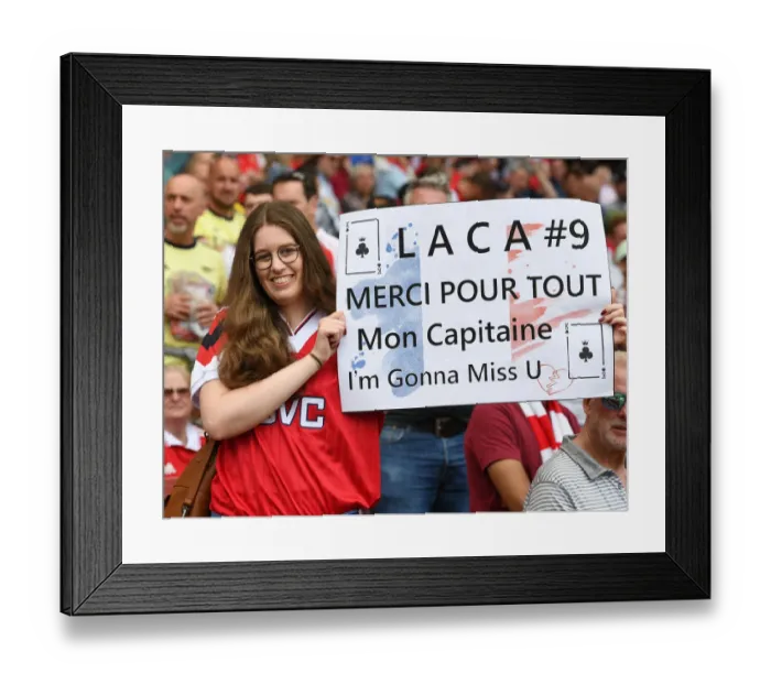 Framed Print : Passionate Arsenal Fans at Emirates Stadium: Showdown Against Everton (2021-22)