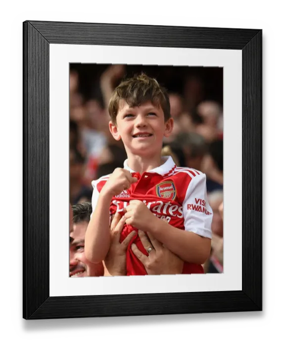 Framed Print : Passionate Arsenal Fans in Action: Arsenal vs. Everton at Emirates Stadium (2021-22)