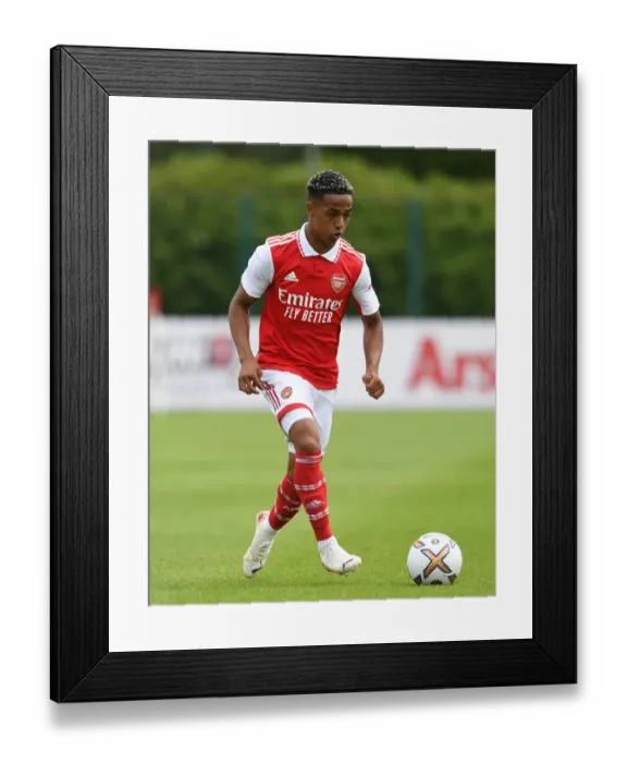 Framed Print : Arsenal's Omari Hutchinson in Action: Pre-Season Training with Ipswich Town
