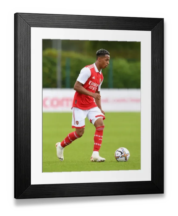Framed Print : Arsenal's Omari Hutchinson in Action: Pre-Season Training vs Ipswich Town