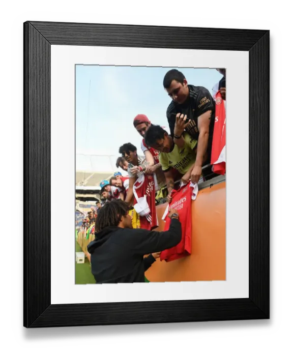 Framed Print : Arsenal's Mohamed Elneny Greets Fans Before Arsenal vs. Chelsea - Florida Cup 2022-23 Framed Print : Arsenal's Mohamed Elneny Greets Fans Before Arsenal vs. Chelsea - Florida Cup 2022-23