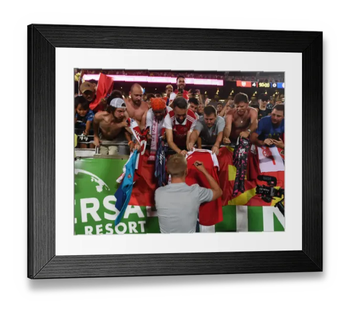 Framed Print : Arsenal's Zinchenko Signs Autographs After Arsenal v Chelsea Florida Cup Match Framed Print : Arsenal's Zinchenko Signs Autographs After Arsenal v Chelsea Florida Cup Match