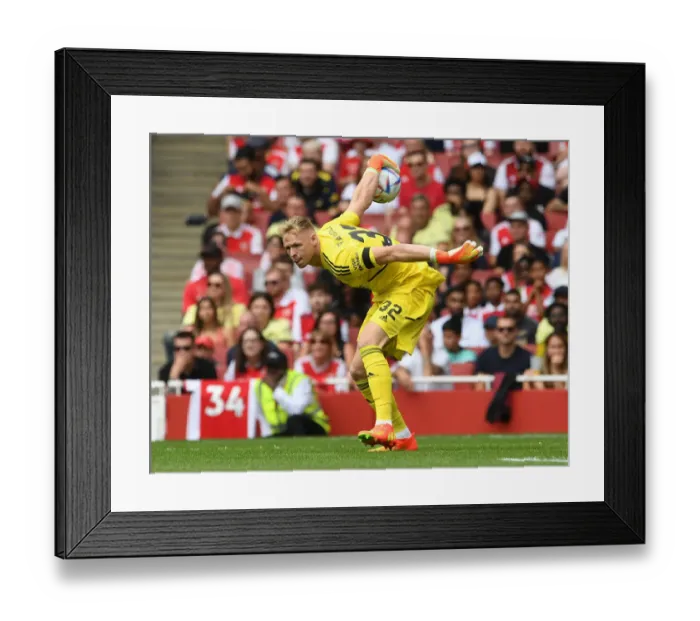 Framed Print : Arsenal's Aaron Ramsdale in Action Against Sevilla at Emirates Cup 2022