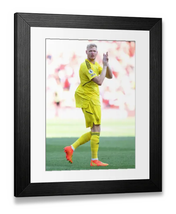 Framed Print : Arsenal's Aaron Ramsdale Celebrates with Fans after Arsenal vs. Leicester City, 2022-23 Premier League Match