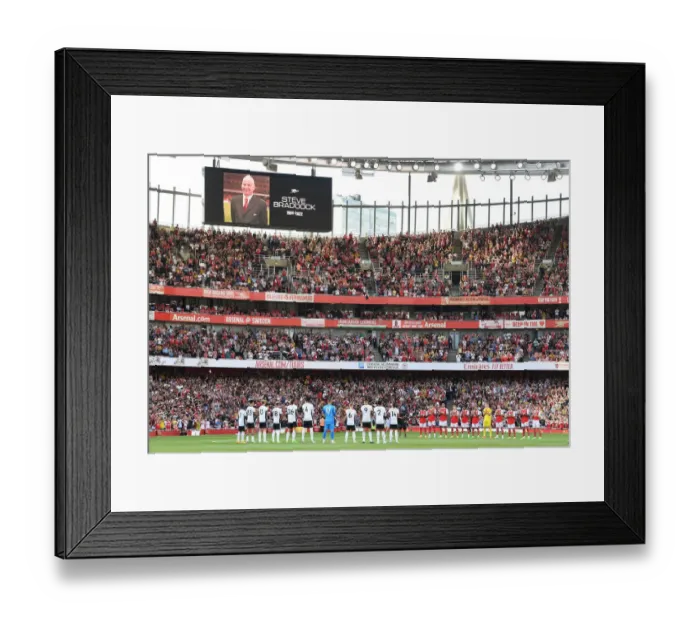 Framed Print : Arsenal Pay Tribute: Minutes Applause for Groundsman Steve Braddock