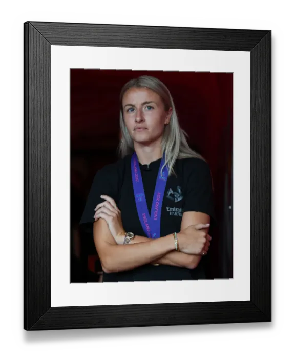 Framed Print : Arsenal's Leah Williamson Ponders Half-Time Strategies Against Fulham in Premier League Clash