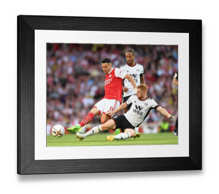 Framed Print : Arsenal's Martinelli Faces Off Against Fulham's Reed in Premier League Clash