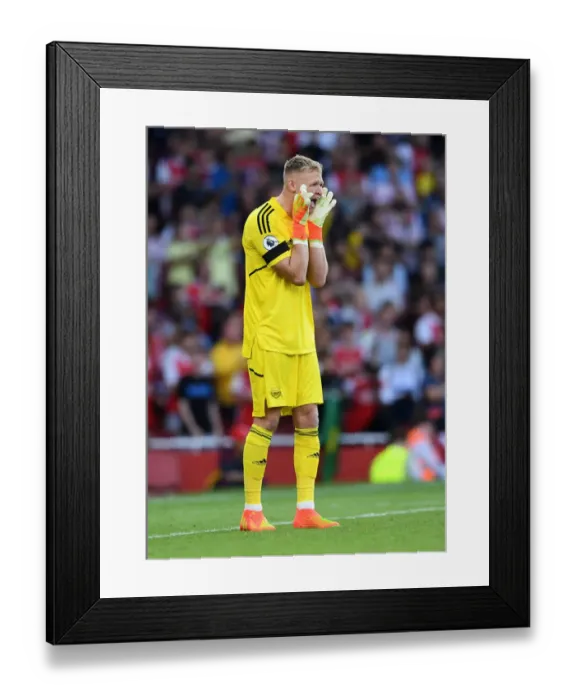 Framed Print : Arsenal's Aaron Ramsdale in Action: Arsenal vs. Fulham, 2022-23 Premier League