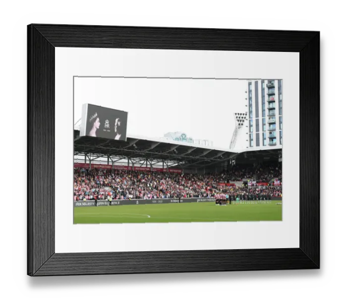 Framed Print : Arsenal Pay Tribute: Brentford vs Arsenal, Premier League - September 2022