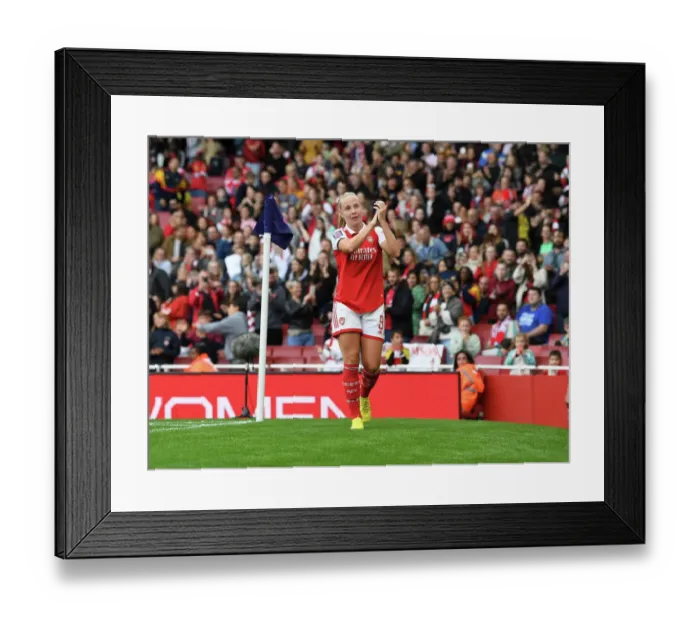 Framed Print : Beth Mead's Emotional Farewell: Arsenal Women Bid Adieu at Emirates Stadium