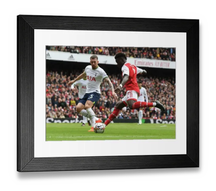 Framed Print : Arsenal's Bukayo Saka Outmaneuvers Tottenham's Pierre-Emile Hojbjerg in the 2022-23 Premier League Clash