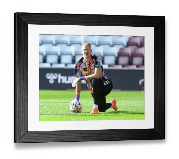 Framed Print : Arsenal's Aaron Ramsdale Gears Up for Southampton Showdown - Premier League 2022-23 Framed Print : Arsenal's Aaron Ramsdale Gears Up for Southampton Showdown - Premier League 2022-23