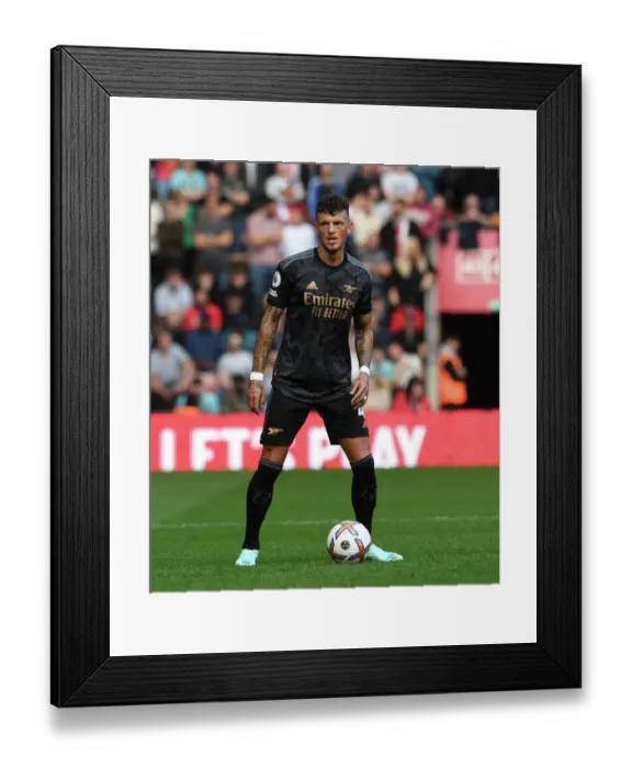 Framed Print : Ben White in Action: Southampton vs Arsenal (2022-23) Framed Print : Ben White in Action: Southampton vs Arsenal (2022-23)