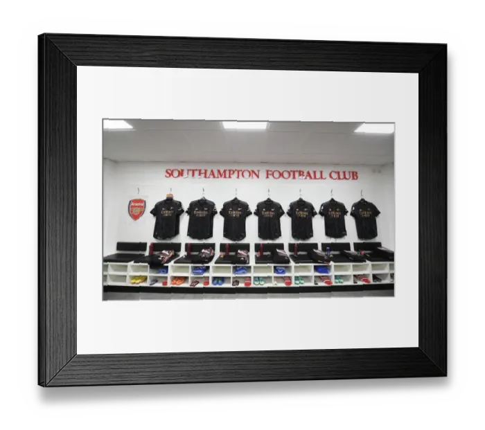 Framed Print : Arsenal's Unified Focus: Pre-Match Huddle before Southampton Clash, Premier League 2022-23