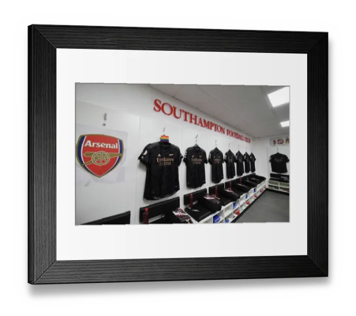 Framed Print : Arsenal's Unified Focus: Pre-Match Huddle Ahead of Southampton Clash, Premier League 2022-23