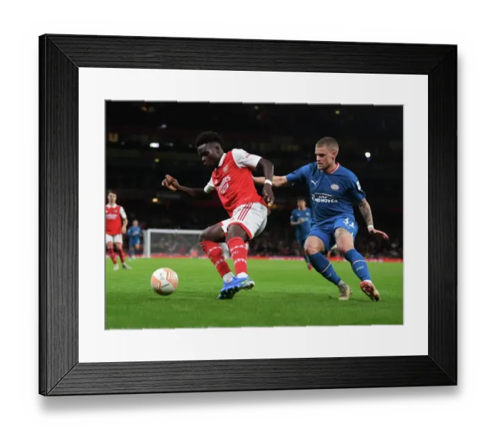 Framed Print : Arsenal vs PSV Eindhoven: Bukayo Saka Faces Off Against Philipp Max in Europa League Clash