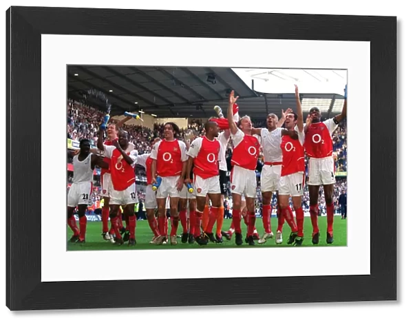 Arsenal celebrate13 040425. jpg