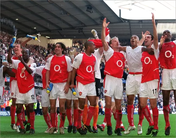Arsenal celebrate13 040425. jpg