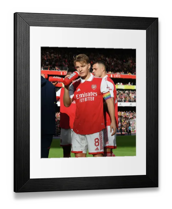 Framed Print : Arsenal's Martin Odegaard Prepares for Nottingham Forest Clash in 2022-23 Premier League
