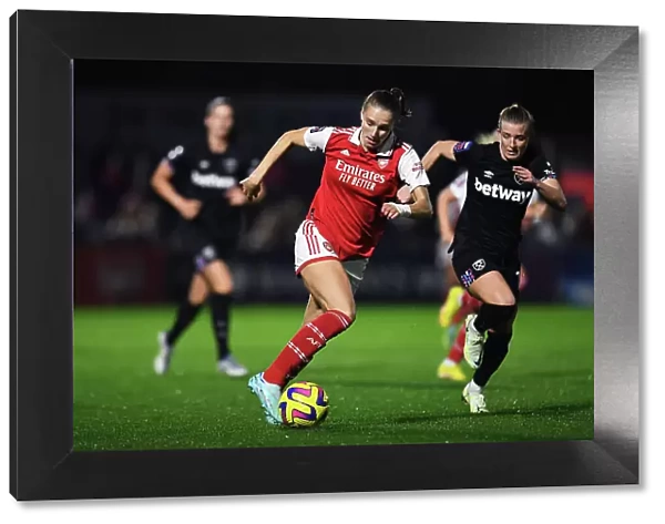 Miedema vs Longhurst: A Star-Studded Clash between Arsenal and West Ham United (Barclays WSL)