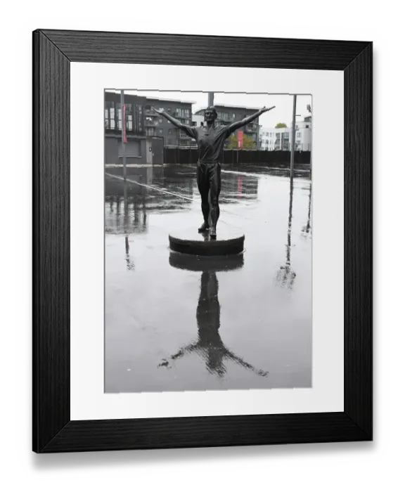 Framed Print : Rainy Premier League Showdown: Arsenal vs. Nottingham Forest at Emirates Stadium (2022-23)