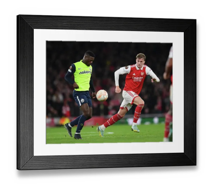 Framed Print : Arsenal's Rob Holding Stifles FC Zurich's Cheick Conde in Europa League Showdown at Emirates Stadium